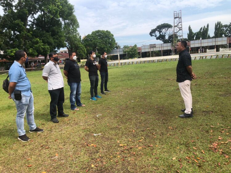 Kasat Narkoba Polres Simalungun, AKP Adi Haryono, SH, memberikan arahan kepada anggotanya, di depan Kantor Sat Narkoba Polres Simalungun, Jalan Jhon Horailam Saragaih, Pematang Raya, Kabupaten Simalungun, Jumat (16/09/2022) pagi tadi, pukul 08.00 WIB.