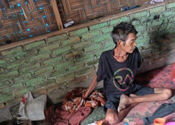 Sinar Pakpahan (50) hanya bisa tergeletak di atas tikar dalam sebuah rumah kosong yang ada di Desa Klambir V, Kecamatan Hamparan Perak, Kabupaten Deli Serdang. HO