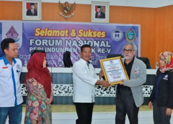 Bupati Simalungun, Radiapoh Hasiholan Sinaga SH MH, saat menerima penghargaan dari Komnas PA dalam mewujudkan Desa dan Pariwisata Ramah Anak dan Bebas Eksploitasi, di Mess Pora Pora Pemprovsu Parapat, Kecamatan Girsang Sipangan Bolon, Sumut, Jum'at (9/9/2022).