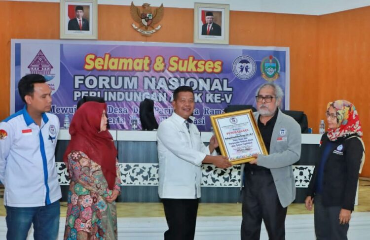 Bupati Simalungun, Radiapoh Hasiholan Sinaga SH MH, saat menerima penghargaan dari Komnas PA dalam mewujudkan Desa dan Pariwisata Ramah Anak dan Bebas Eksploitasi, di Mess Pora Pora Pemprovsu Parapat, Kecamatan Girsang Sipangan Bolon, Sumut, Jum'at (9/9/2022).