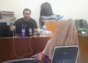 Polsek Cikarang Utara mengamankan seorang perempuan yang tega memotong kemaluan suaminya karena dibakar api cemburu. Foto/MPI/Ade Suhardi
