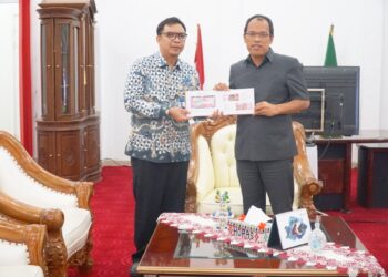 Kepala Perwakilan Bank Indonesia (BI) Sibolga, Yuliansyah Andrias saat foto bersama Bupati Humbahas, Dosmar Banjarnahor SE, Selasa (27/9/2022), di ruang kerja Bupati Humbahas, Bukit Inspirasi Doloksanggul.