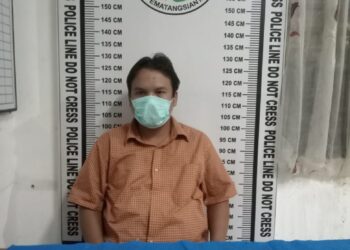 Foto pelaku dan barang bukti saat diamankan di kantor Sat Narkoba Polres Pematang Siantar.
