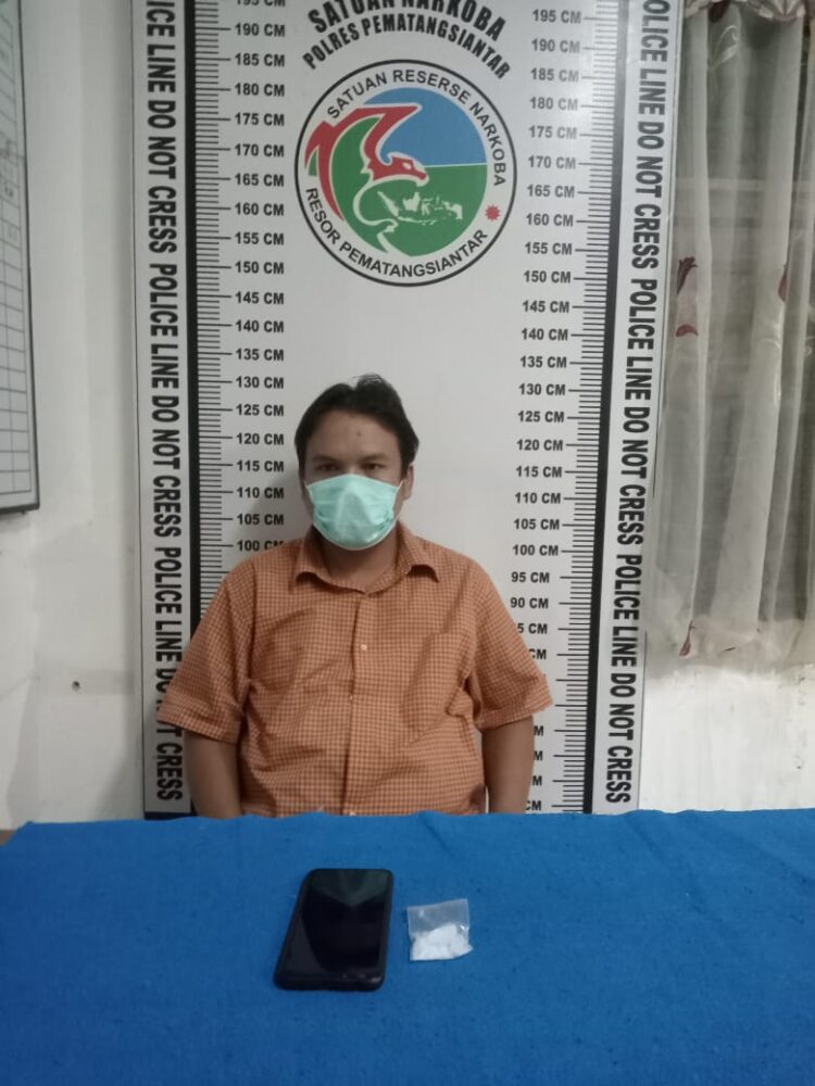 Foto pelaku dan barang bukti saat diamankan di kantor Sat Narkoba Polres Pematang Siantar.