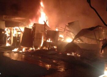 Suasana kebakaran yang menghanguskan dua rumah di Jalan Kebun Kopi, Pasar III, Dusun 10, Simpang Empat Pantai Rambung, Desa Marindal I, Kecamatan Patumbak, Kabupaten Deliserdang, Sabtu (3/9/2022) sekitar pukul 19:30 WIB. HO