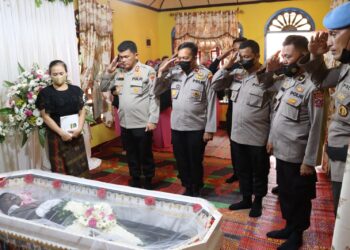 Kapolres Simalungun, AKBP Ronald Fredy C Sipayung, SH, SIK, MH, bersama rombongan PJU Polres Simalungun saat memberikan penghormatan kepada , Alm. Aiptu Ibrahim Sembiring.