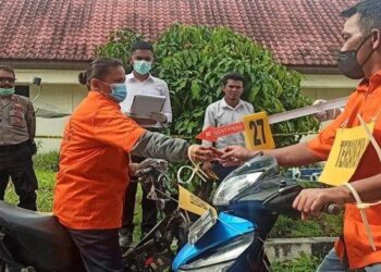 Tersangka Hinsa Sianturi dan Anita Manullang peragakan pembunuhan Harlen Sinaga dalam rekonstruksi, Kamis (22/9/2022). TRIBUN MEDAN/MAURITS PARDOSI