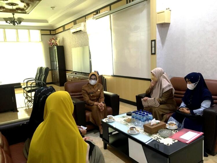 Wali Kota Susanti saat menerima audiensi pengurus BKMT Kota Pematang Siantar, di rumah dinas Wali Kota, Jalan MH Sitorus, Selasa (13/9/2022), sekitar pukul 15.30 WIB.