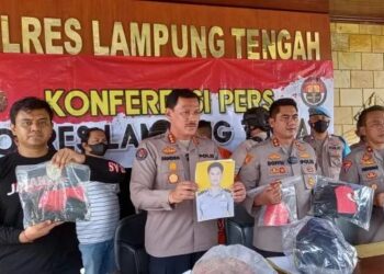 Polres Lampung Tengah menggelar ekspose kasus penembakan yang dilakukan Kanit Provost Polsek Way Pengubuan terhadap anggota Bhabinkamtimbas Polsek Way Pengubuan Aipda Ahmad Karnain, Senin (5/9/2022). [ISTIMEWA]