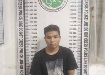 Foto pelaku dan barang bukti saat diamankan di kantor Polisi.