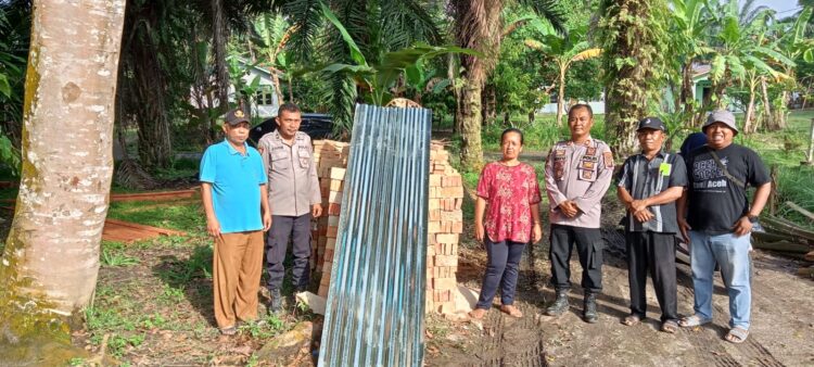 Kapolsek Bosar Maligas, AKP Restuadi SH, menyerahkan bantuan sosial (Bansos) kepada Ibu Asnah boru Nasution yang rumahnya tak layak huni, di Nagori Dusun Pengkolan, Kecamatan Bosar Maligas, Kabupaten Simalungun, Selasa (13/9/2022) sore lalu, pukul 14.00 WIB.