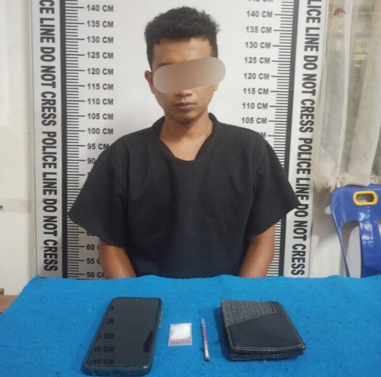 Foto pelaku dan barang bukti saat diamankan di Sat Narkoba Polres Pematangsiantar.