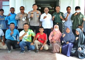 Kapolres Simalungun AKBP Ronald FC Sipayung bersama Wakil Bupati (Wabup) Simalungun H Zonny Waldi, saat foto bersama kontingen Atlit Panahan asal Kabupaten Simalungun.