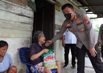 Kapolres Simalungun AKBP Ronald F.C Sipayung, S.H., S.I.K., M.H, saat memberikan bantuan kepada masyarakat terdampak kenaikan harga BBM, Rabu (7/9/2022).