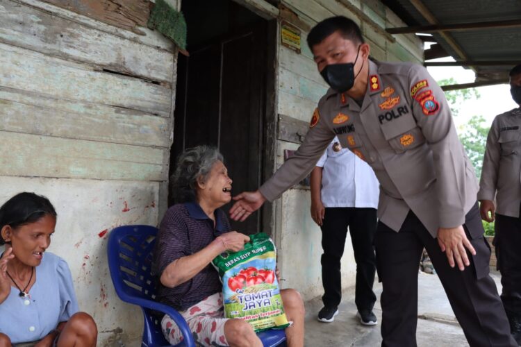 Kapolres Simalungun AKBP Ronald F.C Sipayung, S.H., S.I.K., M.H, saat memberikan bantuan kepada masyarakat terdampak kenaikan harga BBM, Rabu (7/9/2022).