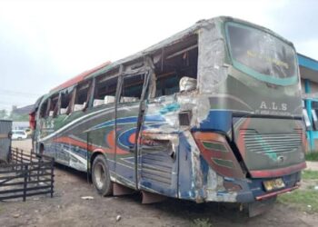 Bus ALS mengalami kecelakaan tunggal di Jalan Lintas Sumatera (Jalinsum), tepatnya di Pargarutan, Angkola Timur, Tapanuli Selatan, Sumut, Selasa (20/9/2022). Foto/SINDOnews/Zia Nasution