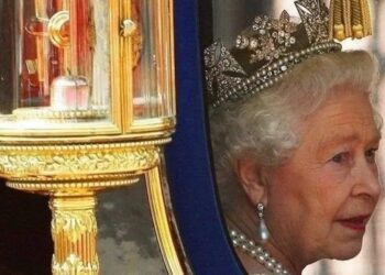 Dokumentasi - Ratu Elizabeth II kembali ke Istana Buckingham setelah menghadiri Pembukaan Parlemen Negara Bagian, di Gedung Parlemen, di Westminster, London. Ratu Elizabeth II meninggal dunia di usia 96 tahun, Kamis (8/9/2022) waktu setempat. [ANTARA/REUTERS/PA Images/Dominic Lipinski]