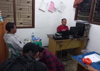 Foto pelaku pencurian (jaket putih) saat diperiksa di kantor Polisi.