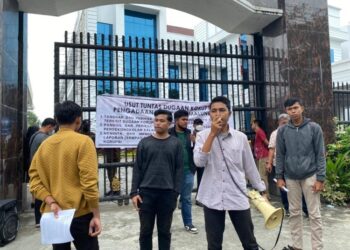 Massa SAMPAI Sumut sat berunjuk rasa ke Kejatisu terkait dugaan korupsi pada Dinas Pemberdayaan Masyarakat dan Pemerintah Nagori/Desa (DPMN) Kabupaten Simalungun, Kamis (1/9/2022), lalu.