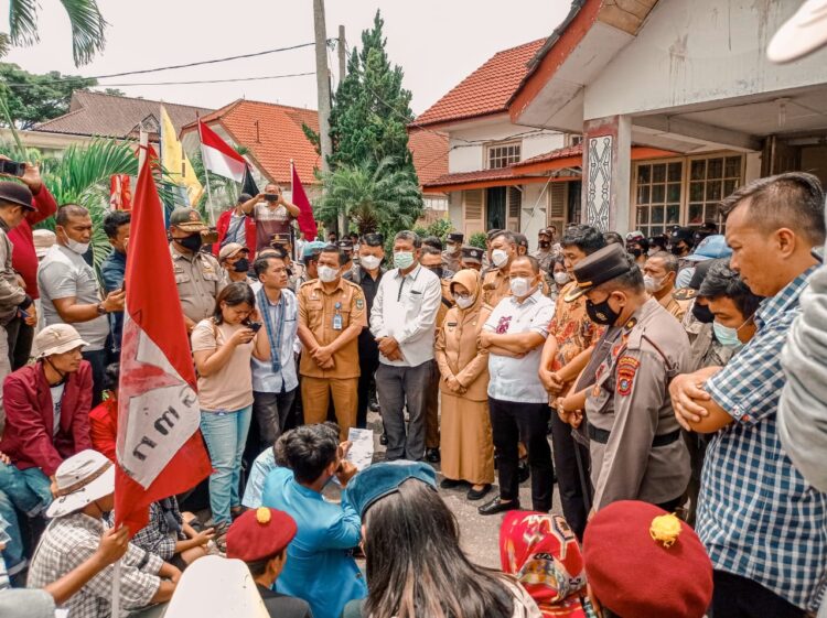 Massa Cipayung Plus Kota Pematang Siantar yang berunjukrasa, menolak kenaikan harga Bahan Bakar Minyak (BBM), Tarif Dasar Listrik (TDL) dan alih fungsi Gedung Olahraga (GOR) Pematang Siantar, di halaman Kantor DPRD Kota Pematang Siantar, Senin (5/9/2022) pagi tadi, pukul 10.00 WIB.