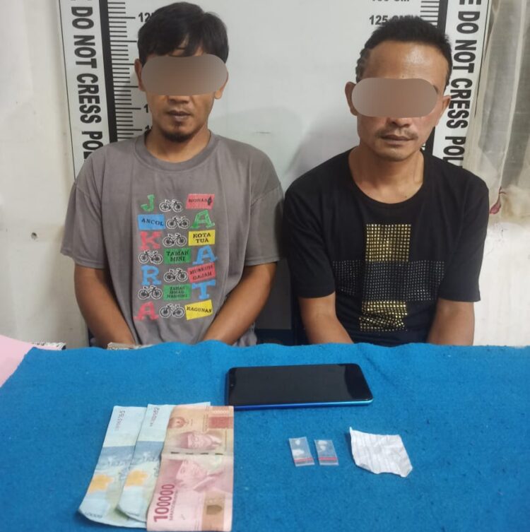 Foto kedua pelaku dan barang bukti saat diamankan di kantor Sat Narkoba Polres Pematangsiantar.