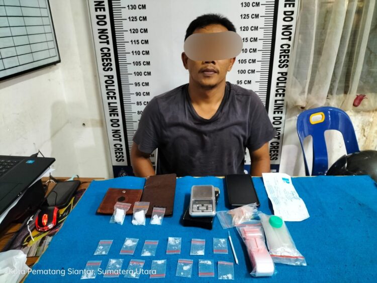 Foto pelaku dan barang bukti saat diamankan di kantor Sat Narkoba Polres Pematangsiantar.