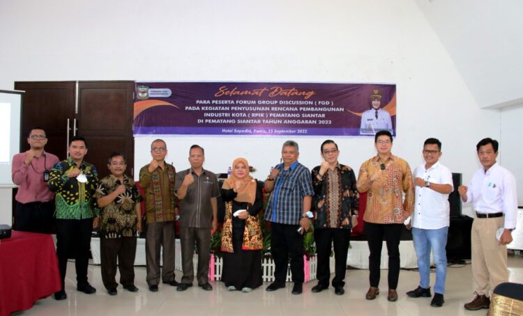 Foto bersama disela acara.