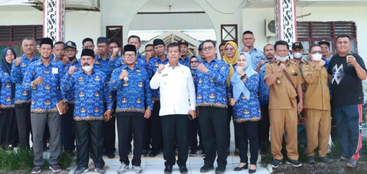 Foto bersama disela kunjungan Bupati Simalungun, Radiapoh Hasiholan Sinaga SH MH, ke Kantor Camat Gunung Malela, Kabupaten Simalungun, Sumut, Senin (19/9/2022).