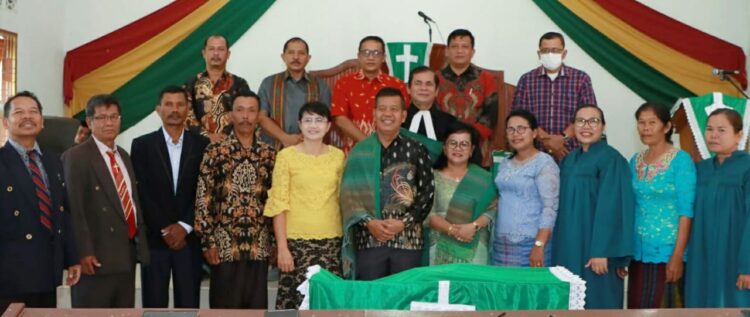 Foto bersama disela acara.