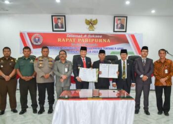 Foto bersama disela rapat paripurna DPRD Humbahas, Kamis (29/9/2022), di Doloksanggul.