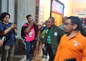 Komisaris PT KMI sekaligus Gubernur Sumut, Edy Rahmayadi (pakai jaket PSMS) meninggalkan Stadion H Dimurthala, Aceh akibat laga PSMS Vs Persiraja gagal terlaksana karena lampu stadion mati beberapa menit sebelum kick-off, Senin (5/9/2022) malam.