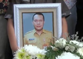 Isak tangis mengiringi proses pemakaman jenazah seorang ASN Pemkot Semarang, Paulus Iwan Budi Prasetyo yang menjadi korban pembunuhan mutilasi dan pembakaran. Foto/iNews TV/Wisnu Wardhana