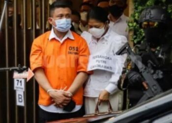 Istri Ferdy Sambo, Putri Candrawathi tampil mengenakan pakaian putih dan membawa tas saat rekonstruksi. (Suara.com/Alfian Winnato)
