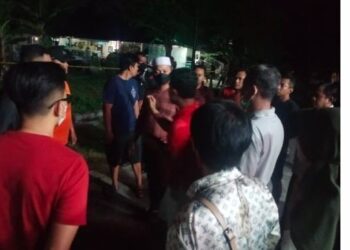 Warga Aspol Solo Baru, Kabupaten Sukoharjo berkumpul usai terjadi ledakan di lingkungan rumah mereka, Minggu (25/9/2022). (Foto: ist)
