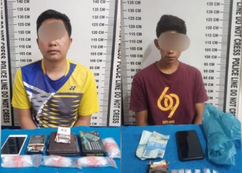 Foto kedua pelaku dan barang bukti saat diamankan di kantor Polisi.