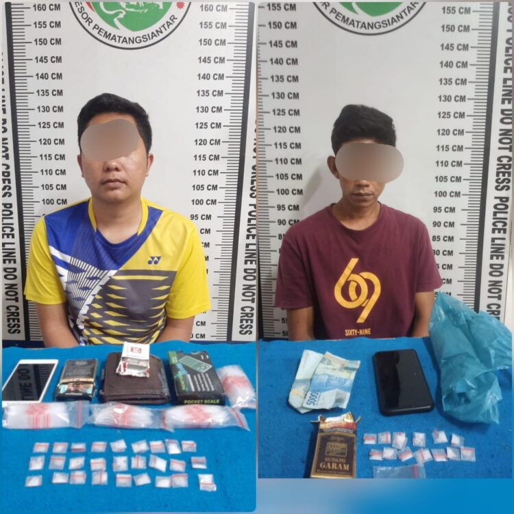 Foto kedua pelaku dan barang bukti saat diamankan di kantor Polisi.