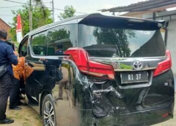 Bagian belakang mobil Toyota Alphard RI 37 yang ditumpangi Menteri Pertanian (Mentan) Syahrul Yasin Limpo ringsek setelah terlibat kecelakaan beruntun di Tol Jombang, Jawa Timur, Kamis (15/9/2022). [Foto: Times Indonesia]
