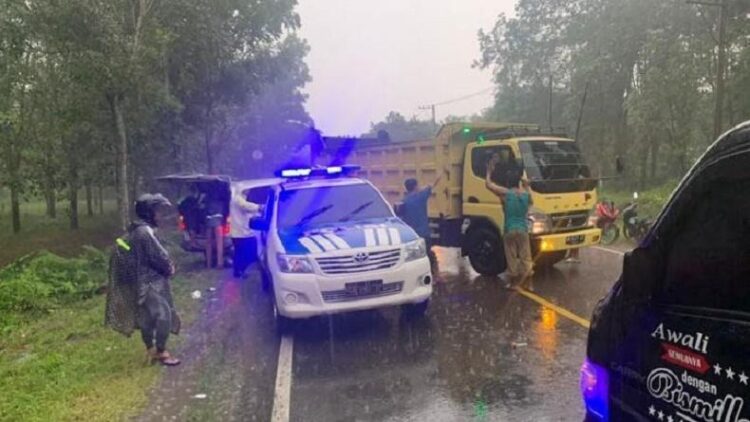 Suasana di TKP usai kecelakaan Truk Mitsubishi Colt Diesel BK 8499 EJ bertabrakan dengan Toyota Innova BK 1603 LAD di Jalinsum Labura. (Foto : Ist)