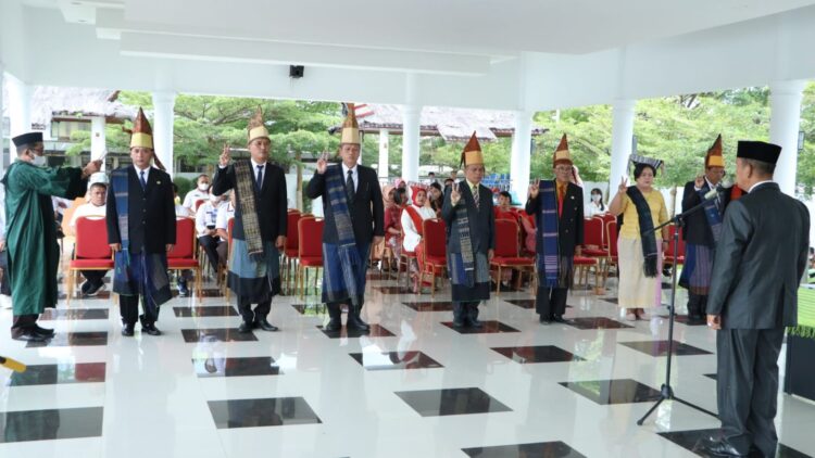 Bupati Simalungun, Radiapoh Hasiholan Sinaga SH MH, saat melantik 7 orang Aparatur Sipil Negara (ASN) dalam jabatan Pimpinan Tinggi Pratama dan Administrator, di pendopo rumah dinas Bupati Simalungun, Pamatang Raya, Sumut, Rabu (14/9/2022).