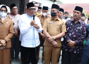 Wakil Bupati Simalungun saat melayat Alm. H Abdul Halim Lubis, di rumah duka, Kompleks Perumahan Simalungun Indah Permai (SIP), jalan Asahan, Kecamatan Siantar, Kabupaten Simalungun, Sumut, Senin (12/9/2022).