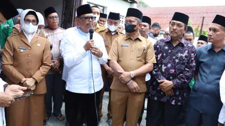 Wakil Bupati Simalungun saat melayat Alm. H Abdul Halim Lubis, di rumah duka, Kompleks Perumahan Simalungun Indah Permai (SIP), jalan Asahan, Kecamatan Siantar, Kabupaten Simalungun, Sumut, Senin (12/9/2022).