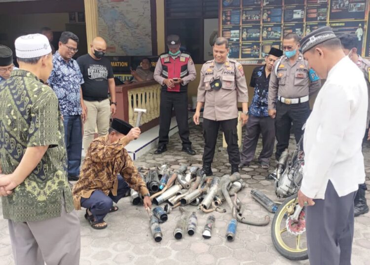 Kapolsek Parapat saat pimpin pemusnahan puluhan knalpot blong, di halaman apel Mako Polsek Parapat, Kelurahan Parapat, Kecamatan Girsang Sipangan Bolon, Kabupaten Simalungun, Jumat (9/9/2022) sore, sekira pukul 13.30 WIB.