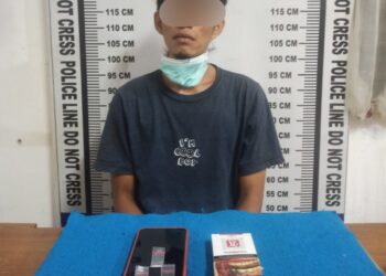 Foto pelaku dan barang bukti saat diamankan di kantor Sat Narkoba Polres Pematangsiantar.