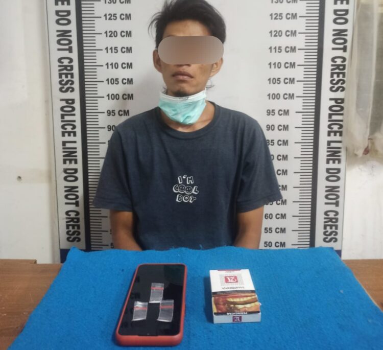Foto pelaku dan barang bukti saat diamankan di kantor Sat Narkoba Polres Pematangsiantar.