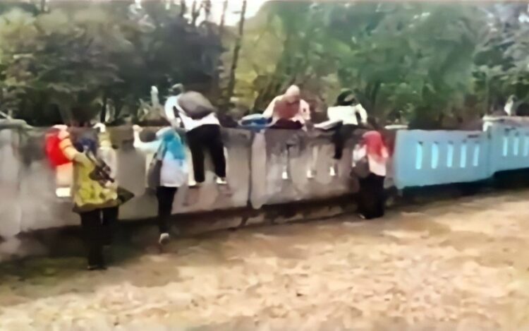 Tangkapan layar guru panjat pagar sekolah di Kayuagung, OKI (Foto: Dede F)