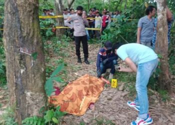 Polisi melakukan olah tempat kejadian perkara (TKP) atas kasus pembunuhan seorang siswi SMP di Kabupaten Pesawaran, Provinsi Lampung, pada Selasa (7/9/2022). (Humas Polres Pesawaran)