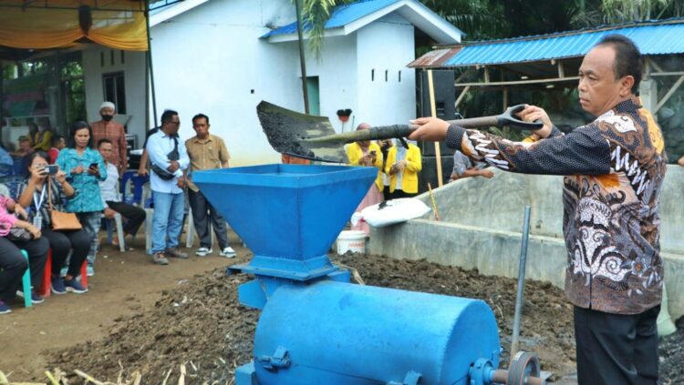Suasana demonstrasi pembuatan pupuk organic, di Nagori Rabuhit, Kecamatan Gunung Maligas, Kabupaten Simalungun, Sumut, Jum’at (1/9/2022).