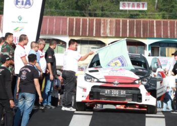Giliran Bupati Simalungun melepas peserta Danau Toba Rally 2022, Jum’at sore (23/9/2022).