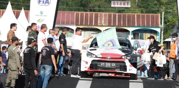 Giliran Bupati Simalungun melepas peserta Danau Toba Rally 2022, Jum’at sore (23/9/2022).