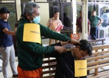 Rekonstruksi istri bunuh suami di Kecamatan Gunung Sitember Kabupaten Dairi. TRIBUN MEDAN/ALVI SUWITRA